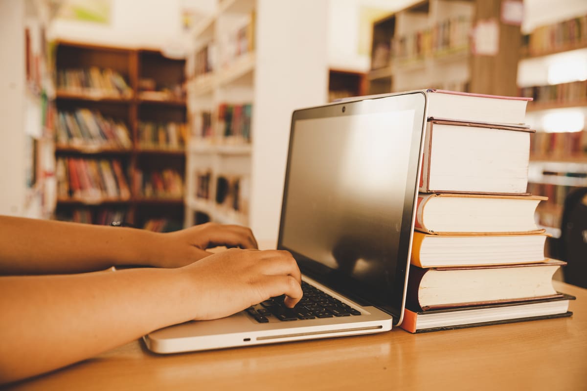 7 Bibliotecas online gratuitas para apoiar o seu estudo