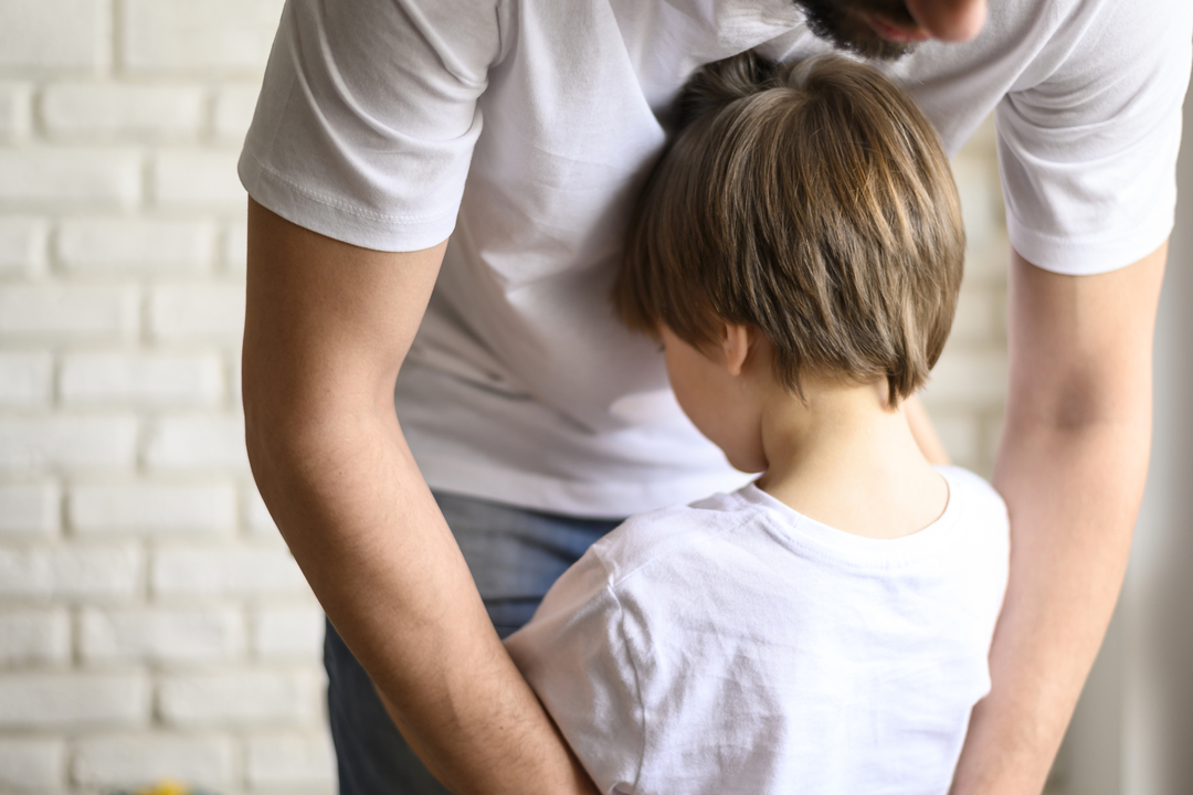 Como lidar com as mentiras dos filhos de maneira construtiva?