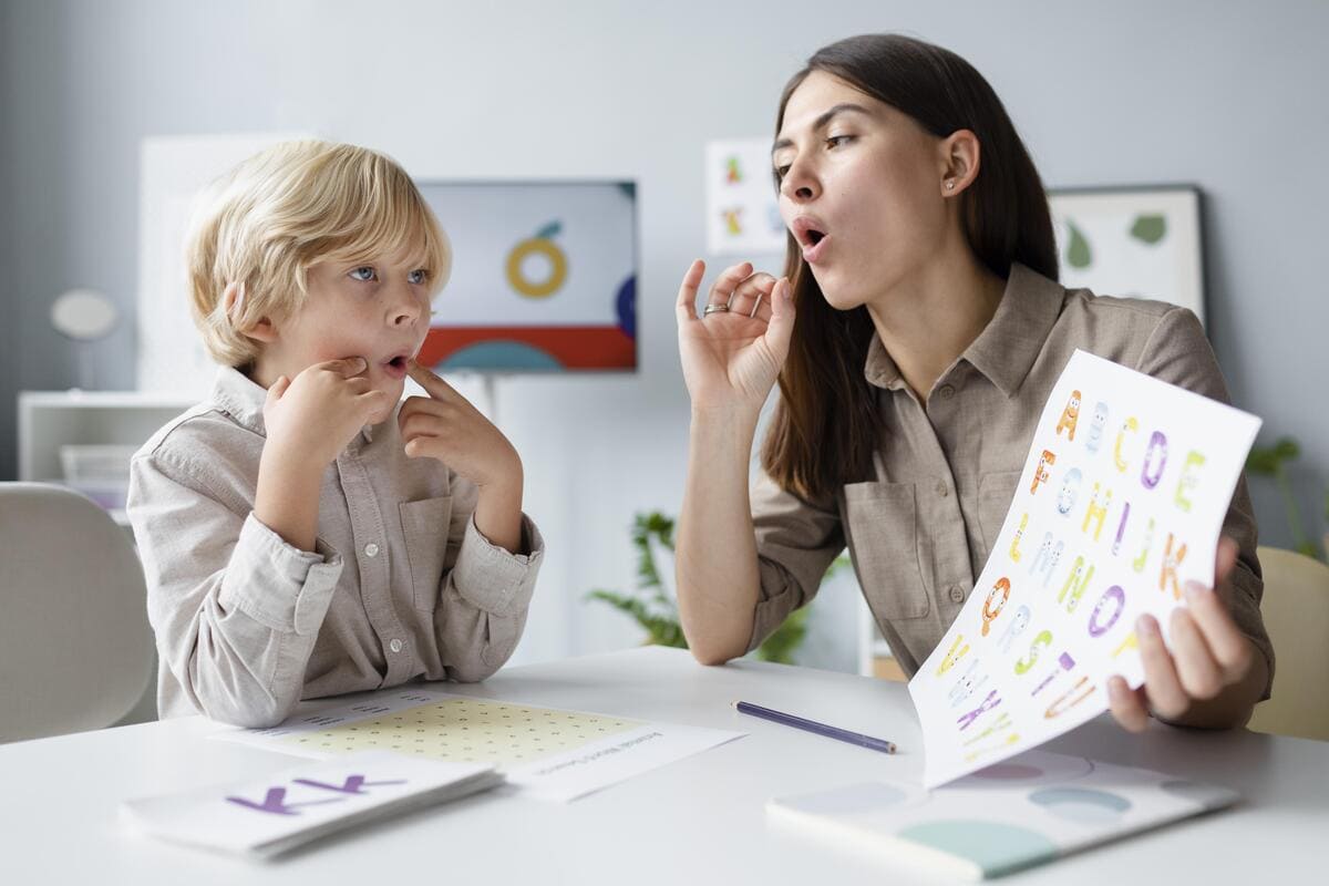 Conheça 7 exercícios de fonoaudiologia para crianças