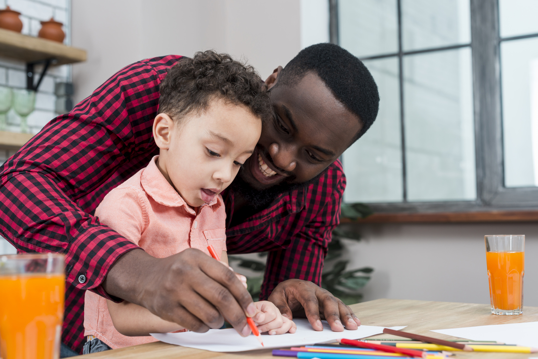 Entenda o papel dos pais na educação dos filhos